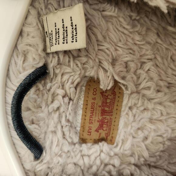 Stylish Levi's Denim Trucker Jacket with Sherpa Lining - Picture 7 of 11